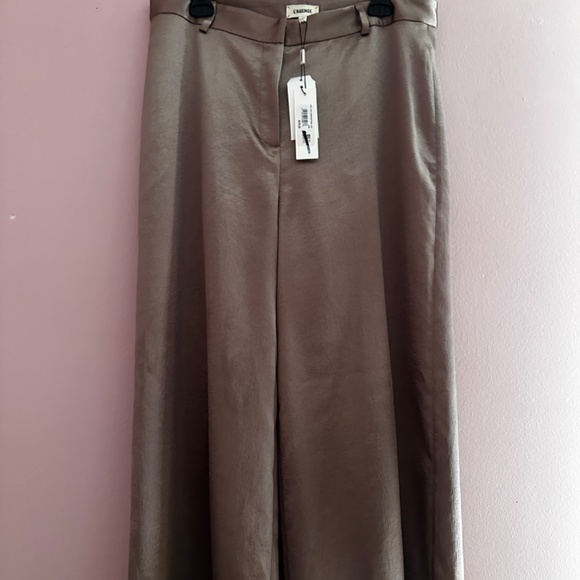 L’agence suit. Luxurious looking. Fits true 14 IMO.Pants very long.NWT - Picture 5 of 10